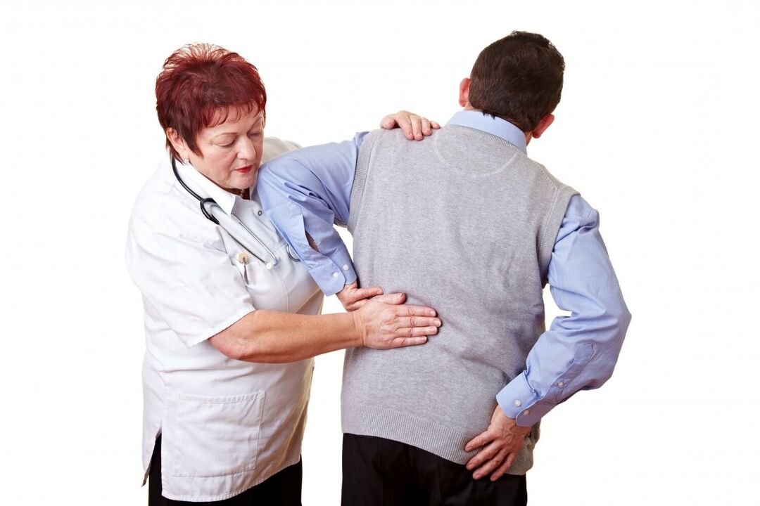 Arzt untersucht einen Patienten mit Rückenschmerzen