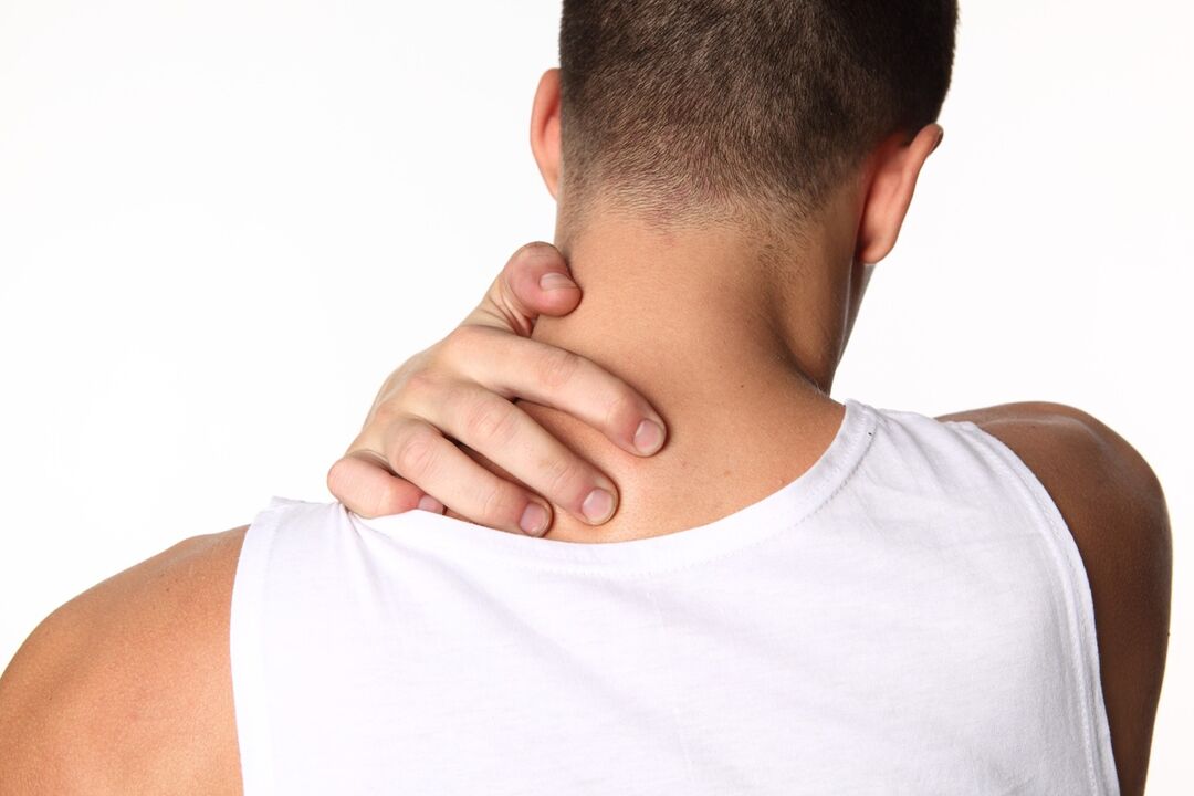 Die zervikale Osteochondrose geht mit Beschwerden und Schmerzen im Nacken einher