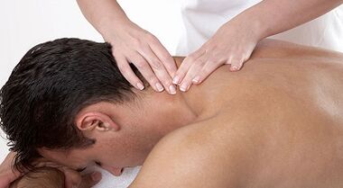 Nackenmassage mit Osteochondrose